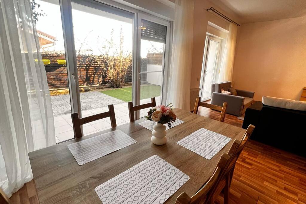 Otopeni Airport Apartment With Private Garden מראה חיצוני תמונה
