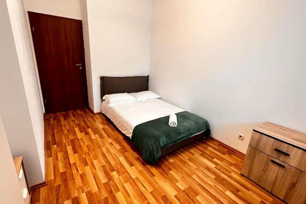 Otopeni Airport Apartment With Private Garden מראה חיצוני תמונה